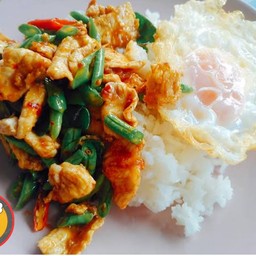 ข้าวผัดพริกแกงถั่วฝักยาว-หมูชิ้น+ไข่ดาว