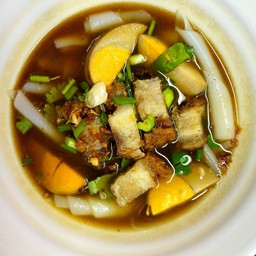 ก๋วยจั๊บ หมูกรอบ ไข่  น้ำข้น