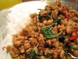 ข้าวราดกะเพรา ไก่ หมู