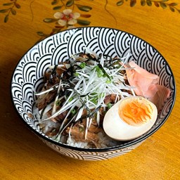 ข้าวหมูชาชูฉีกไร้มัน ไข่โชยุครึ่งใบ