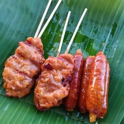 หมูปิ้ง 4 ไม้ ไส้อั่ว 4 ชิ้น