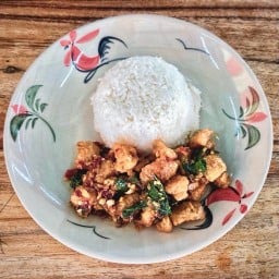 ผัดกะเพราราดข้าว.