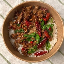 กะเพราเนื้อออสสับผัดพริกแห้ง