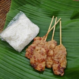 หมูปิ้งนมสด 4 ไม้ ข้าวเหนียว 1 ห่อ