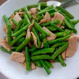 ข้าวถั่วฝักยาวผัดน้ำมันหอย+หมูชิ้น