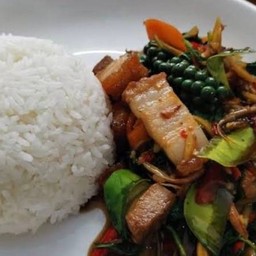 ข้าวผัดฉ่าหมูกรอบฟรีไข่ดาว