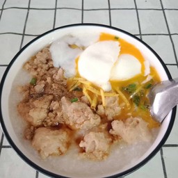โจ๊กข้าวข้น ใส่หมูเด้ง หมูสับ ตับ ใส่ไข่