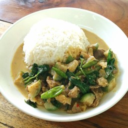 ข้าวแกงเขียวหวานผัดแห้งเนื้อโคขุนพริกขี้หนู