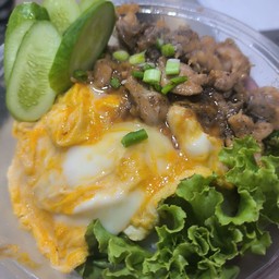 ข้าวไข่ข้นไก่กระเทียม