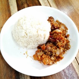 ข้าวหมูกรอบกระเทียมพริกแห้ง