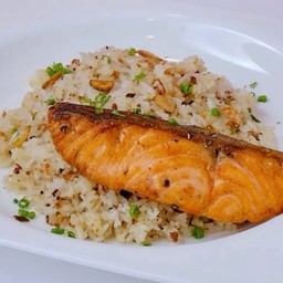 [อร่อยซ่ากับโค้ก] ข้าวผัดเนยกระเทียมแซลมอนย่าง +  โค้ก : Salmon Fried Rice