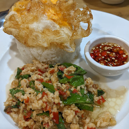 ข้าวกระเพราไก่ ไข่ดาว