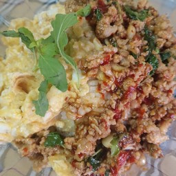 [อร่อยซ่ากับโค้ก] ข้าวไข่ขยี้กระเพราหมูสับ +  โค้ก ไม่มีน้ำตาล (ขวด) 