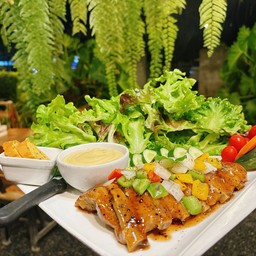 สลัดซี่โครงหมูบาร์บีคิว