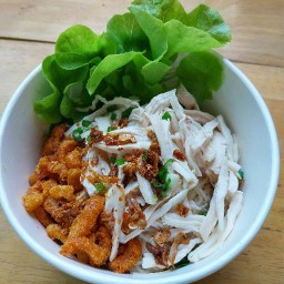 ก๋วยเตี๋ยวหมี่ไก่ฉีกน้ำพริกกากหมู บางนา