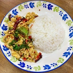 กะเพรา ไข่  ราดข้าว