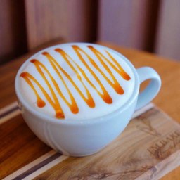 คาราเมลมัคคิอาโต้ ร้อน