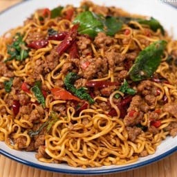 มาม่าผัดพริกแห้งหมูสับ