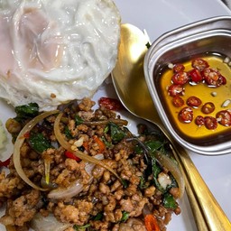 กระเพราหมูราดข้าว