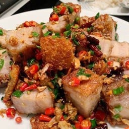 หมูกรอบบึ้มๆ คั่วพริกเกลือราดข้าว