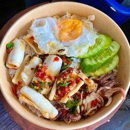 กระเพราปลาหมึกที่จริงใจ  +ไข่ดาว