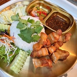 ข้าวหมู3ชั้นทอดสบัดนำ้ปลา(ขายดี)