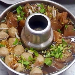เกาเหลาหม้อไฟใหญ่เอ็นแก้ว + ลูกชิ้น