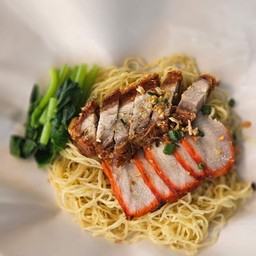 ก๋วยเตี๋ยว หมูแดง+หมูกรอบ