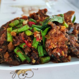 ข้าวปลาดุกทอดผัดพริกแกง