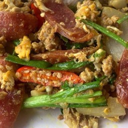 ผัดผงกะหรี่เนื้อสับ + เนื้อเชียงเป็นกับ