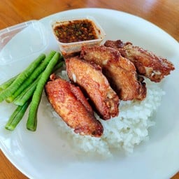 ข้าวไก่ปีกทอดน้ำปลา