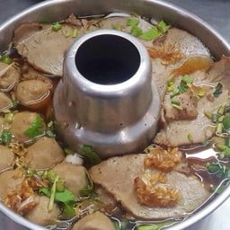 เกาเหลาหม้อไฟใหญ่ดาวกระจายตุ๋น + ลูกชิ้น