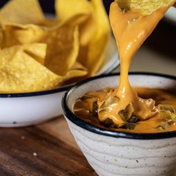 ชิปส์ กับ ซอสเควโซ จาลาเปโน