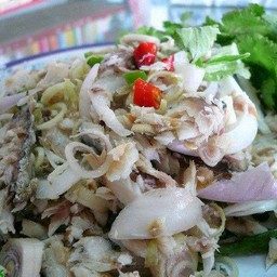 ยำปลาทูทอดใส่มะม่วง