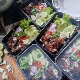 ข้าวเนื้อทอดน้ำปลาผัก