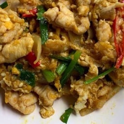 ผัดผงกะหรี่ไก่เป็นกับ
