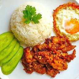 ข้าวหมูทอดกระเทียมพริกไทไข่ดาว