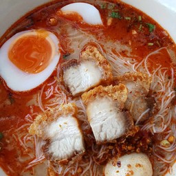 ก๋วยเตี๋ยวหมูกรอบ+ไข่ต้มยำ