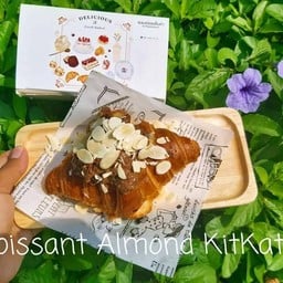 croissant kitkat Almond