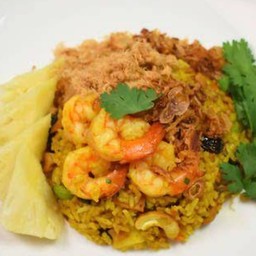 ข้าวผัดสัปปะรด ใส่กุ้งสด แฮม เม็ดมะม่วง