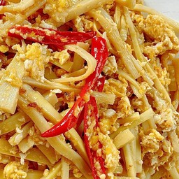 หน่อไม้ผัดไข่ใส่หมูสับกับข้าว