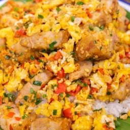 ข้าวไข่คั่วหมูกรอบพริกเกลือ