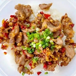 ข้าวหมูชิ้นคั่วพริกเกลือ