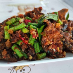 ปลาดุกทอดผัดพริกแกง