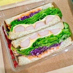 แซนวิช ใส้กรอกไก่ + ชีส