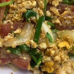 ผัดผงกะหรี่ไก่สับไก่เชียงเป็นกับ