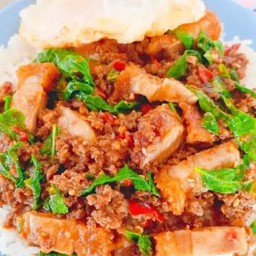 ข้าวกระเพราหมูสับ+หมูกรอบ