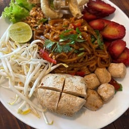 ก๋วยเตี๋ยวแห้งคลุกเพิ่มลูกชิ้นยักษ์