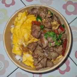 กระเพราเครื่องในไก่+ไข่ข้น