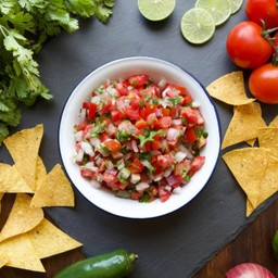 โฮมเมด ชิปส์ 90ก กับซัลซ่า 120ก